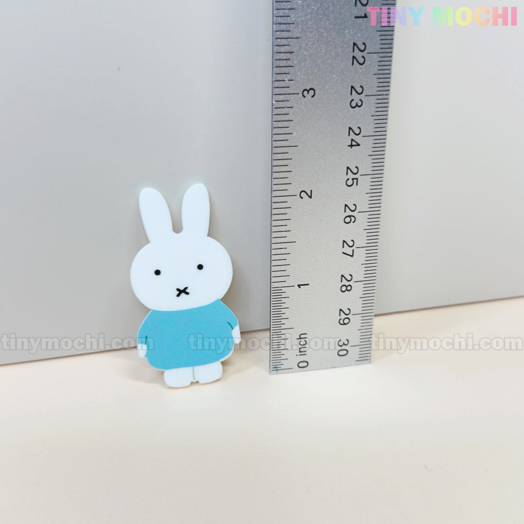 A small white bunny in a blue shirt stands by a ruler showing it’s 5 cm tall. The plain background and pastel Tiny Mochi branding highlight these Kawaii Bunny & Bear Acrylic Hair Clips—perfect cute animal hair accessories for girls and women.