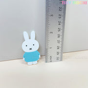 A small white bunny in a blue shirt stands by a ruler showing it’s 5 cm tall. The plain background and pastel Tiny Mochi branding highlight these Kawaii Bunny & Bear Acrylic Hair Clips—perfect cute animal hair accessories for girls and women.